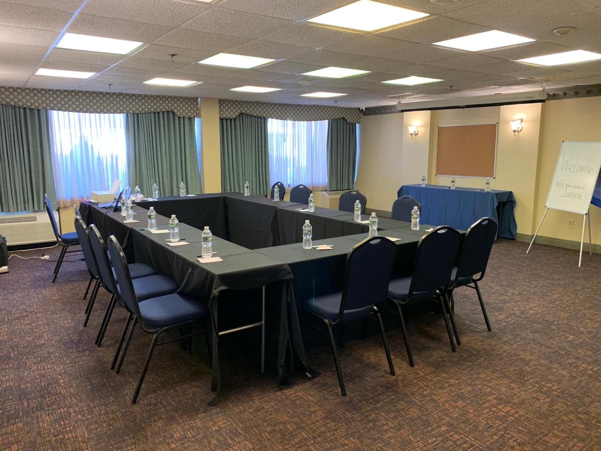 Albany Airport Inn Екстер'єр фото